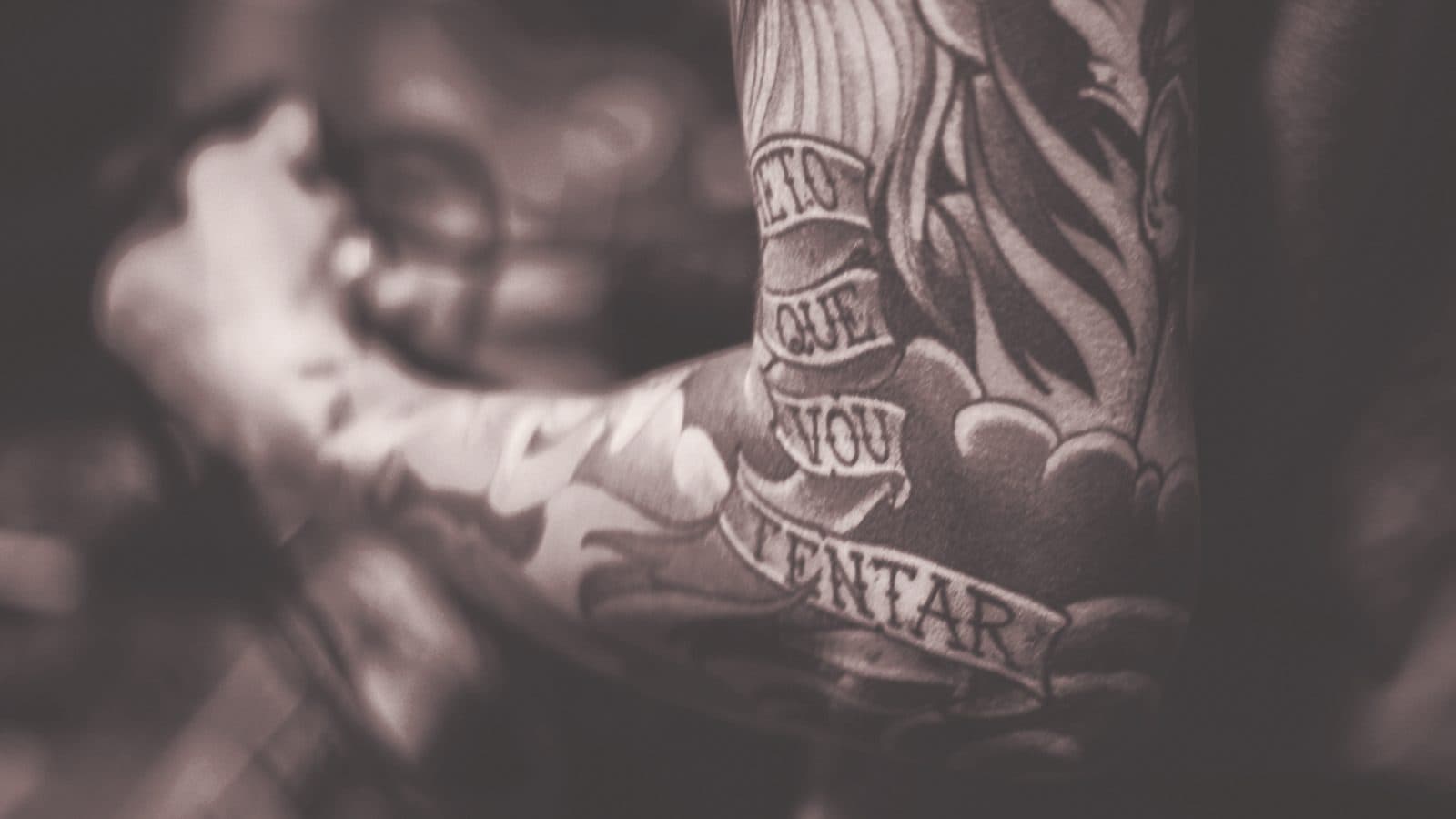 Bras tatoués de lettrages, lumière de studio